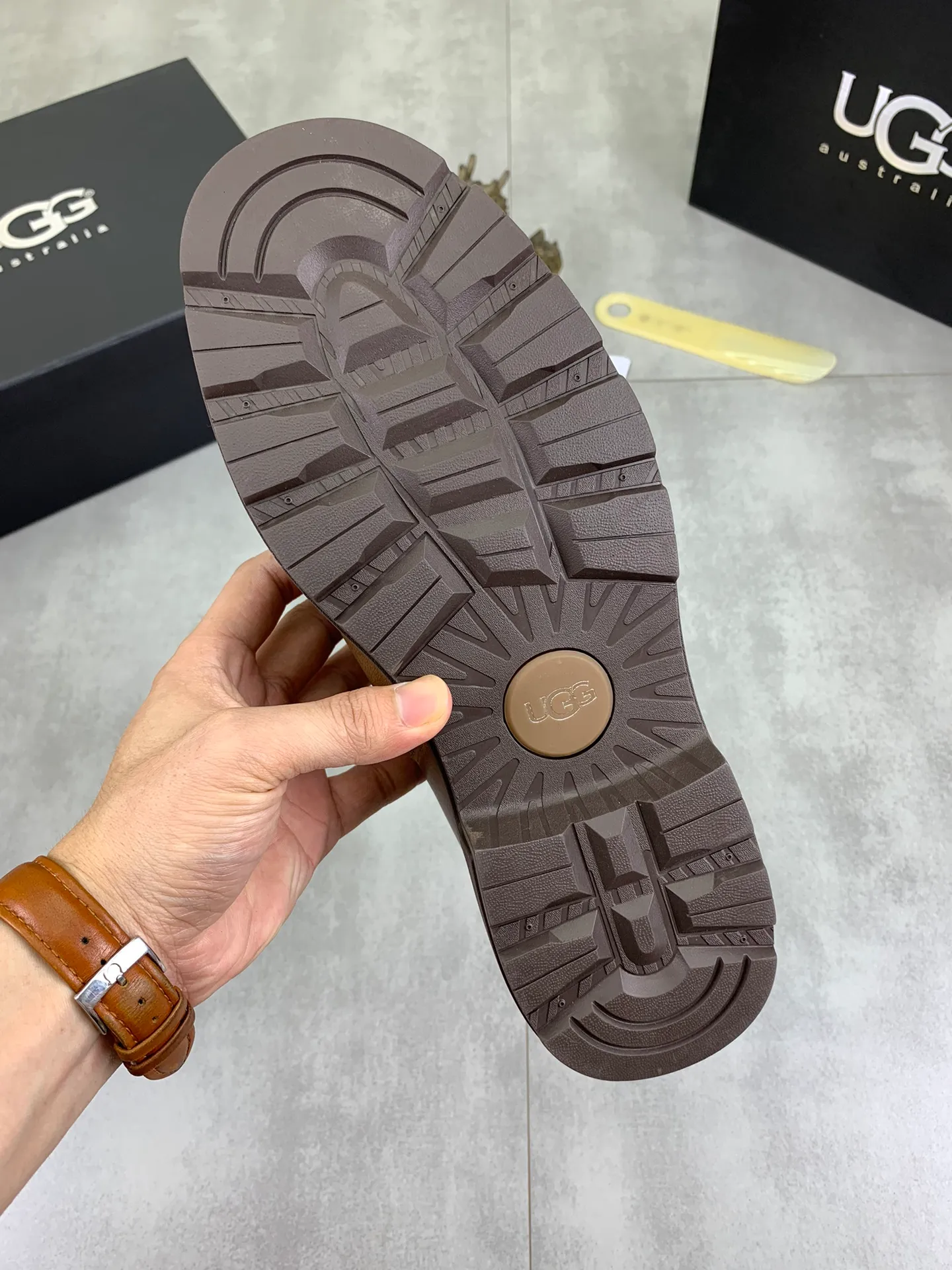 Factory price P640 💶[UGG] (full wool lining) Top-end high-quality fur integrated warm snow boots from Australia's warm luxury men's shoes brand, UGG-5877 official website synchronized, made of imported cowhide, carefully sewn...Imported rubber outsole (comfortable, soft, wear-resistant) The quality is really great...Exquisite workmanship, you can't put it down at first sight, code number: 39-44 Color: 3️⃣colors available